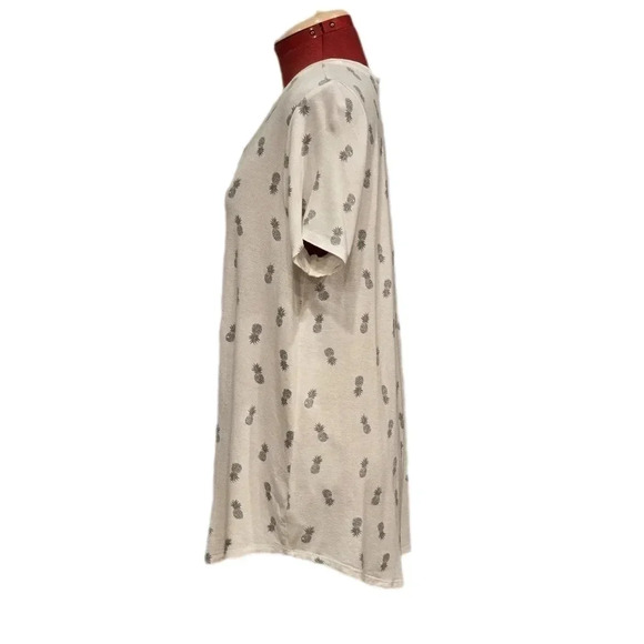 Zoe + Liv, Size XL, Off-White Tee w/Silver Pineapples Print - Picture 7 of 11